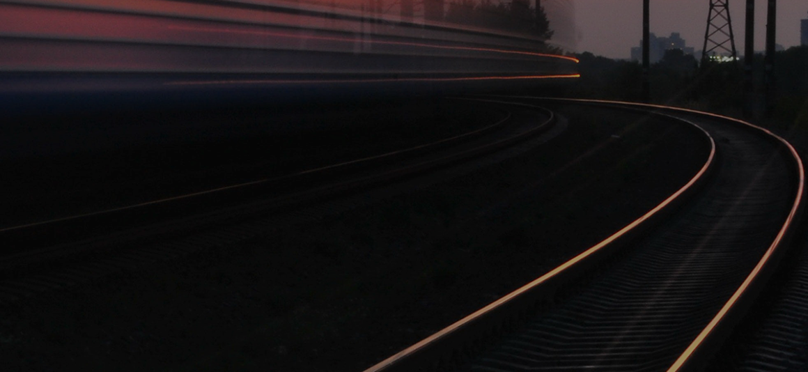 Un chemin de fer la nuit