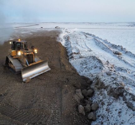 Image d’une pelle déblayant la neige et la saleté du site du projet