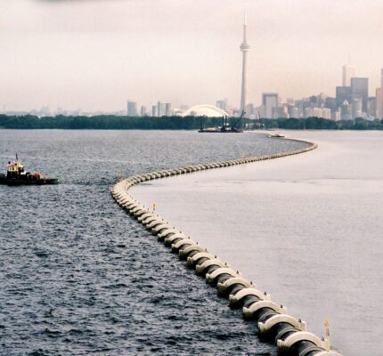 Équipement d'échange de chaleur en eau profonde dans le lac Ontario, près du centre-ville de Toronto
