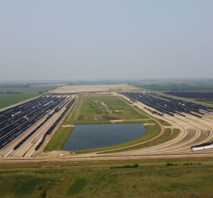 Vue aérienne du terminal existant de Sturgeon Est montrant les wagons et les infrastructures ferroviaires.