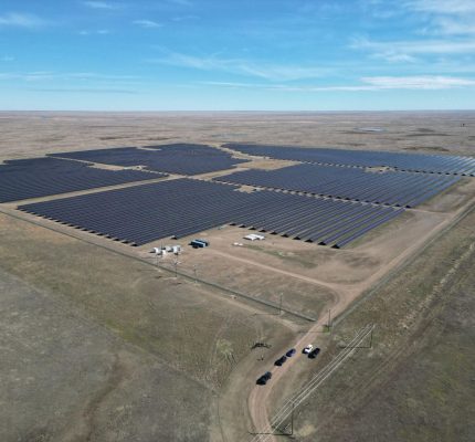Site du projet d’énergie solaire à Newell (AB) avec panneaux solaires.