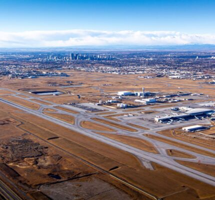 Vue aérienne de la piste de l’aéroport international de Calgary