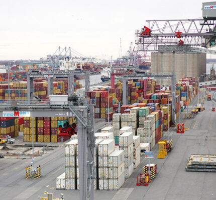 Des grues et des conteneurs maritimes au port de Contrecoeur à Montréal