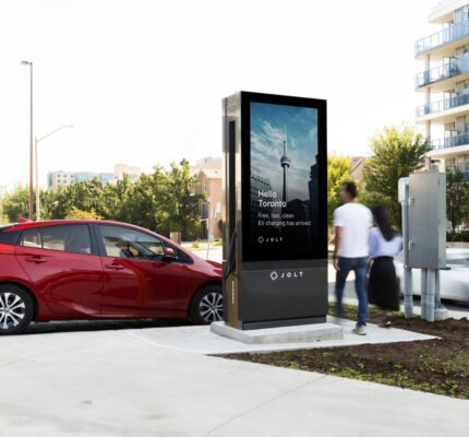 Voiture rouge à une station de recharge de VE de JOLT à Richmond Hill (Ontario)