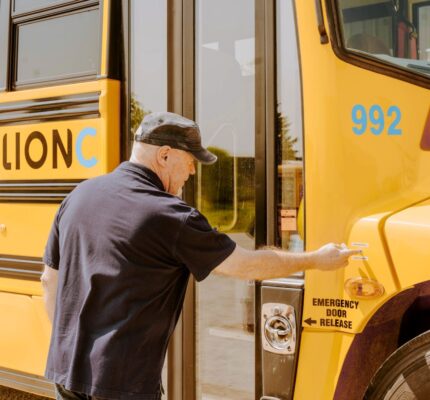 Autobus de Langs Bus Lines avec le conducteur qui pèse sur un bouton