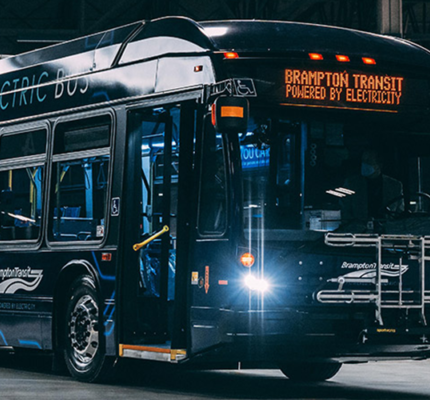 Un autobus électrique de Brampton Transit garé à l'intérieur d'un garage