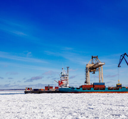 Port industriel de l'Arctique avec des machines et des navires.
