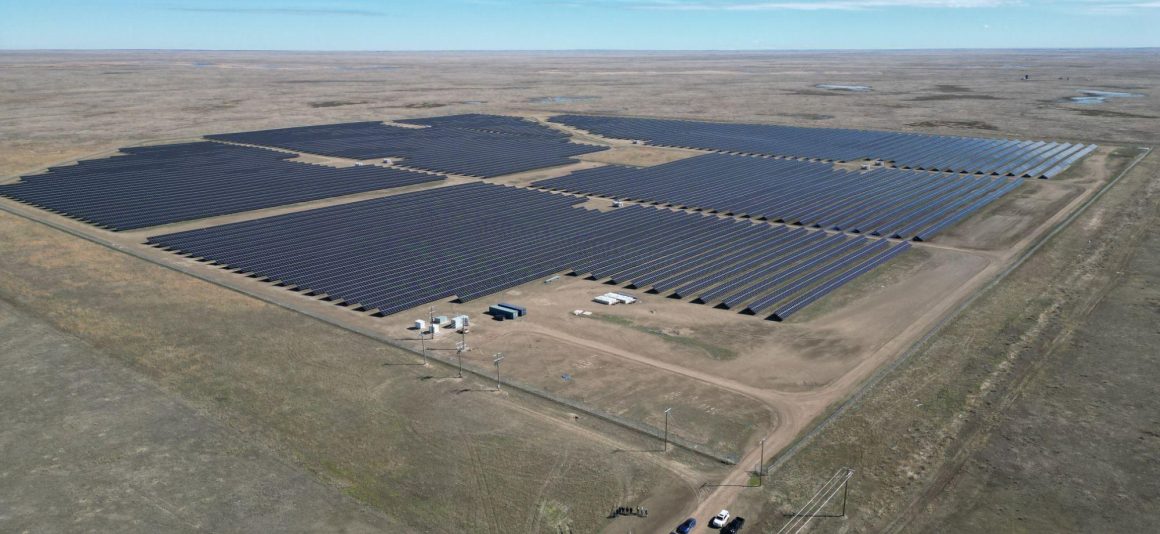 Site du projet d’énergie solaire à Newell (AB) avec panneaux solaires.