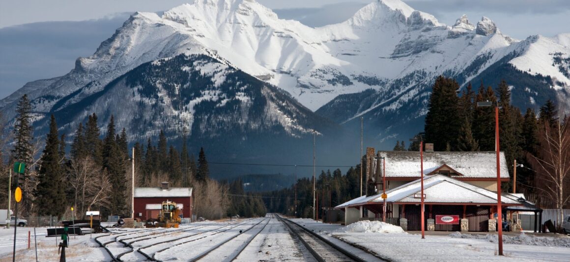 Des voies ferrées et une gare ferroviaire dans les montagnes Rocheuses près de Banff