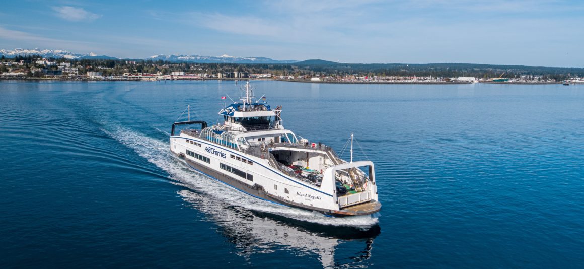 photo d’un traversier en Colombie-Britannique sur l’eau
