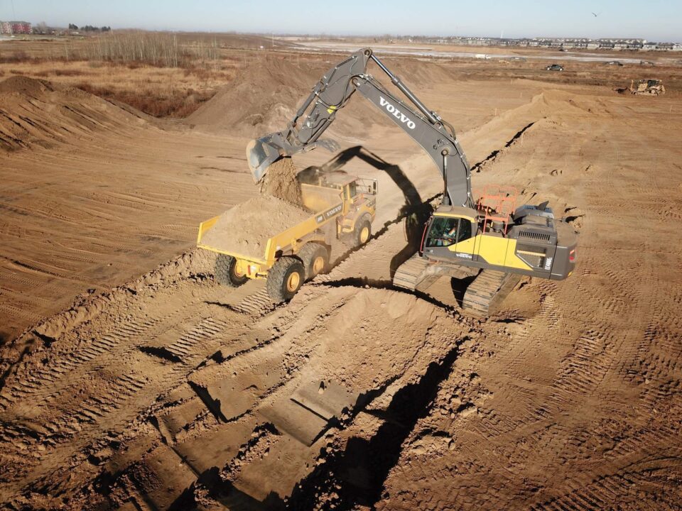 Travaux de construction sur le site du développement de la Nation crie Enoch