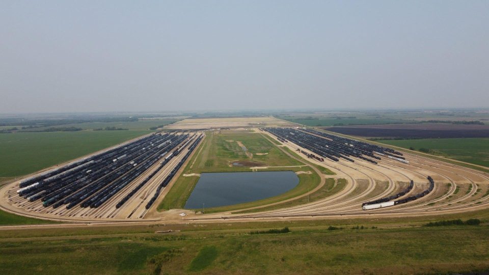 Vue aérienne du terminal existant de Sturgeon Est montrant les wagons et les infrastructures ferroviaires.