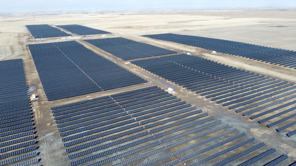 Vue par drone de l’installation solaire Duchess présentant plusieurs rangées de panneaux solaires sur des terres agricoles ouvertes.