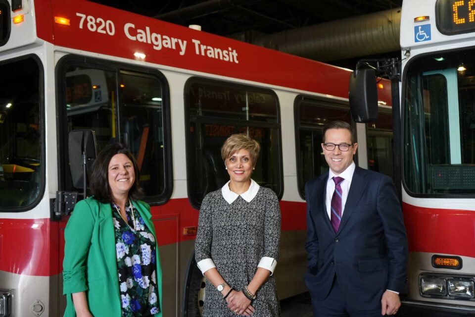 Sharon Fleming, directrice de Calgary Transit; Jyoti Gondek, mairesse de Calgary; Ehren Cory, PDG de la BIC