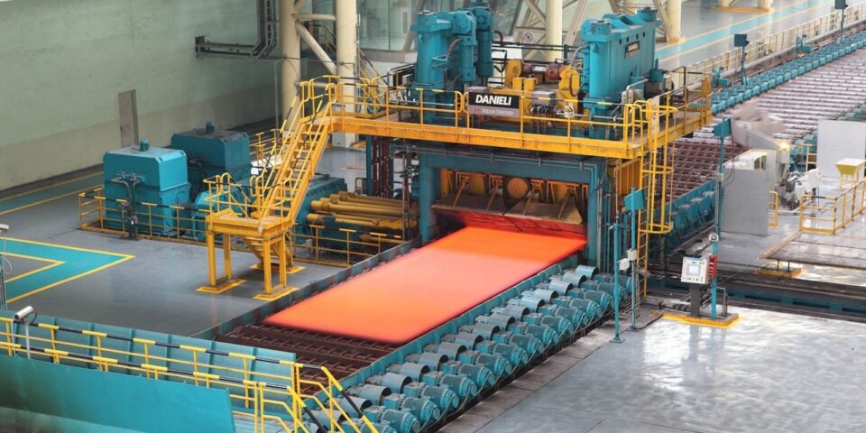 Une presse industrielle d'Algoma Steel, avec de l'acier chaud en train d'être pressé