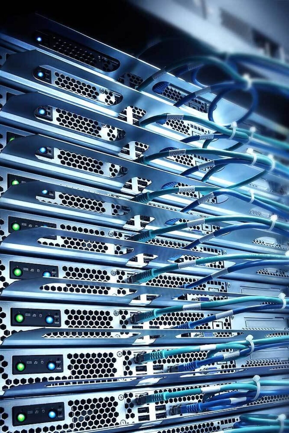 Des câbles Internet branchés sur un récepteur, vertical