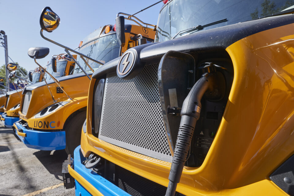L'avant de quatre autobus scolaires à zéro émission d'Autobus Séguin