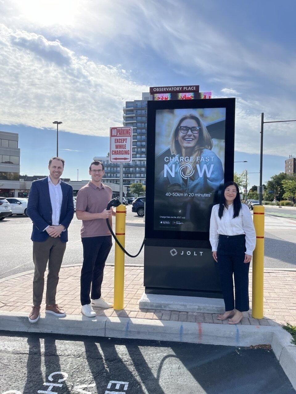 Équipes de la BIC et de JOLT à un site de recharge de VE de JOLT à Richmond Hill (Ontario)