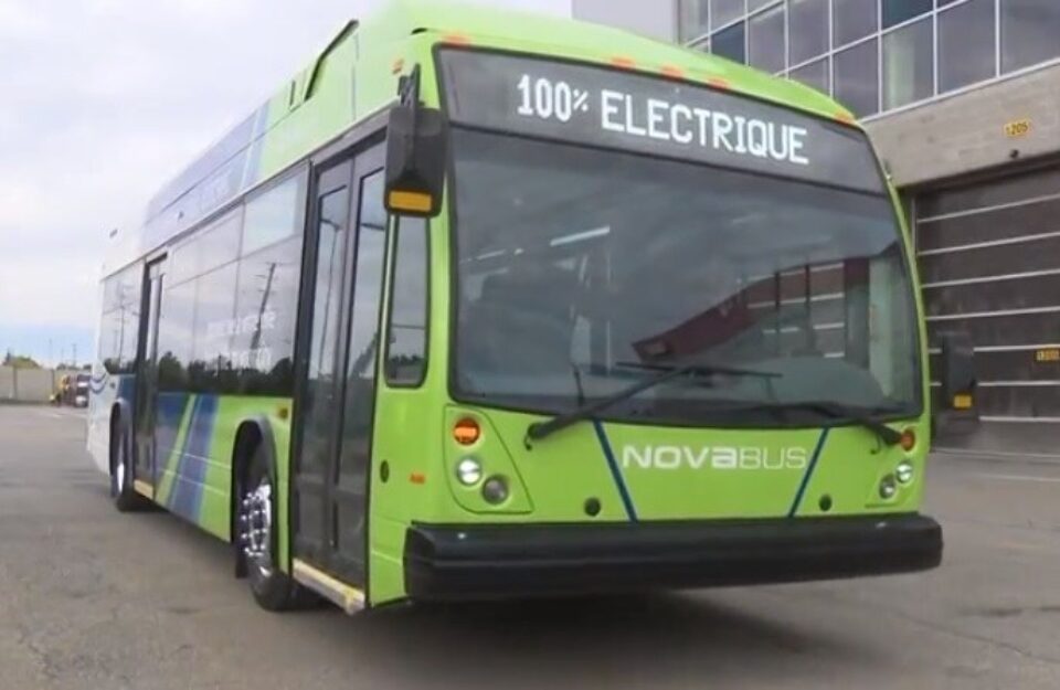 Un autobus municipal électrique à l'extérieur d'un garage de transport en commun d'Ottawa