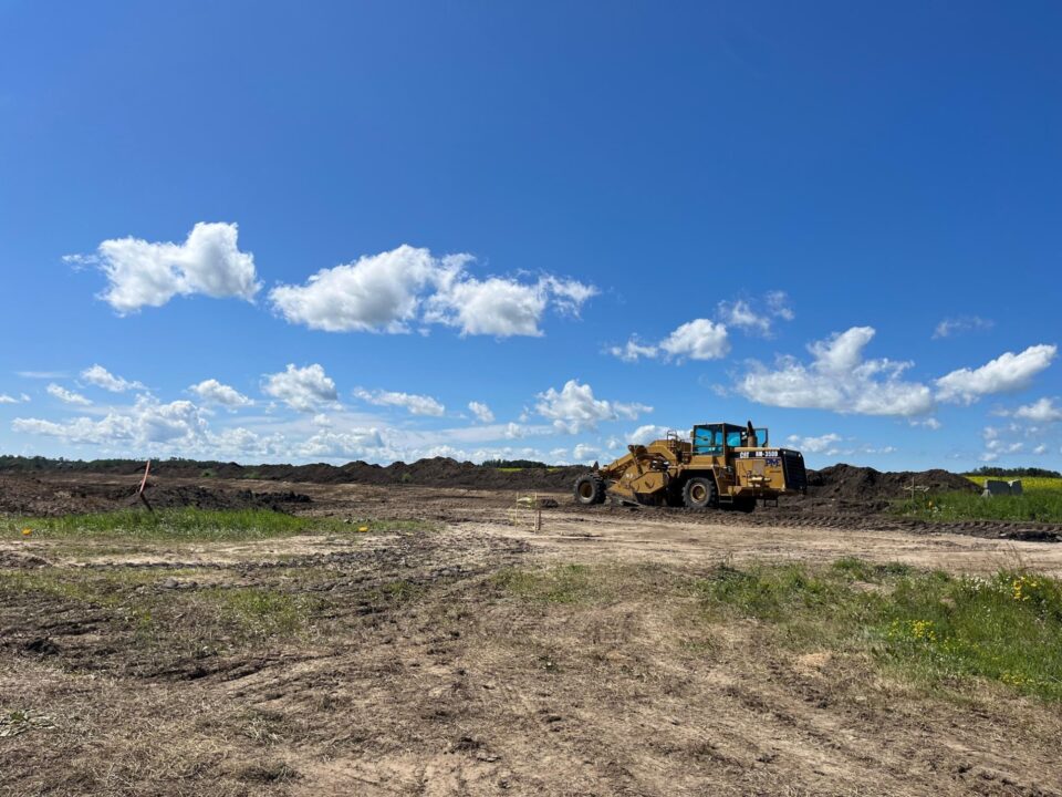 Machine de construction sur le site de la modernisation de route