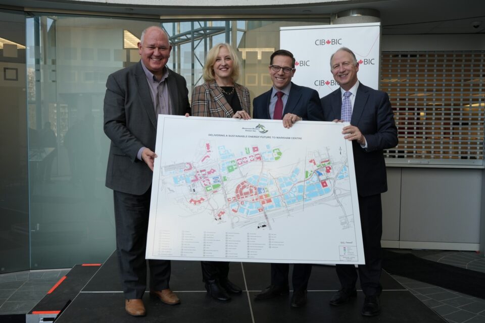 Lisa Raitt, vice-présidente des services bancaires d'investissement internationaux, CIBC; Frank Scarpitti, maire de Markham; Bruce Ander, président et chef de la direction de Markham District Energy; et Ehren Cory, PDG de la BIC