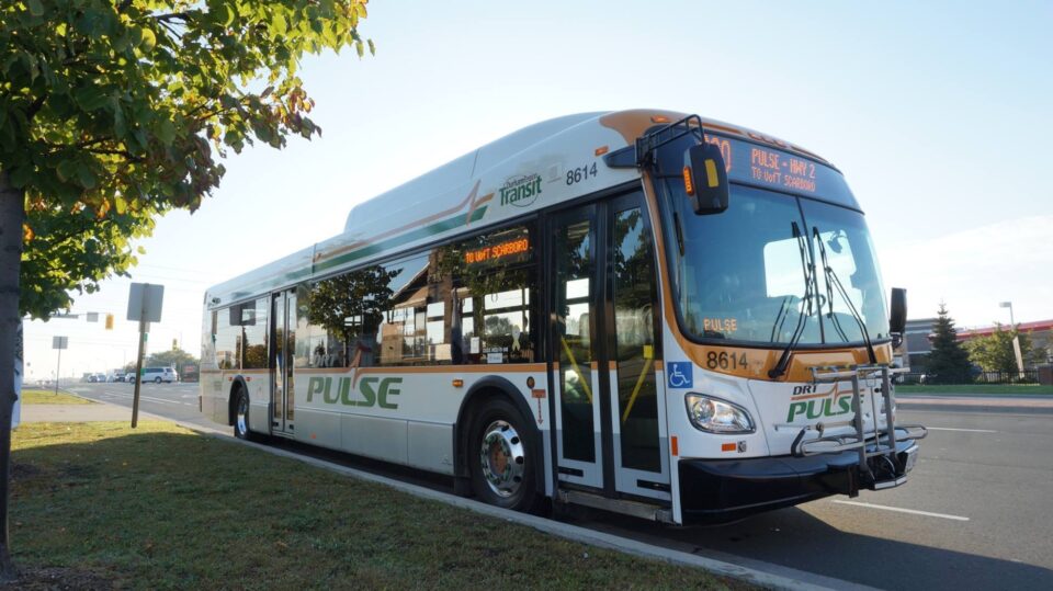 Un autobus électrique Pulse de Durham Region Transit à un arrêt d'autobus