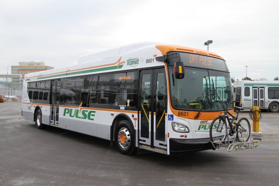 Un autobus électrique Pulse de la société Durham Region Transit avec un vélo accroché à l'avant