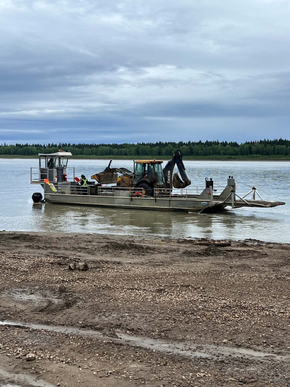 Matériel de construction transporté par barge vers le site du réseau d’Internet haut débit de Fox Lake.