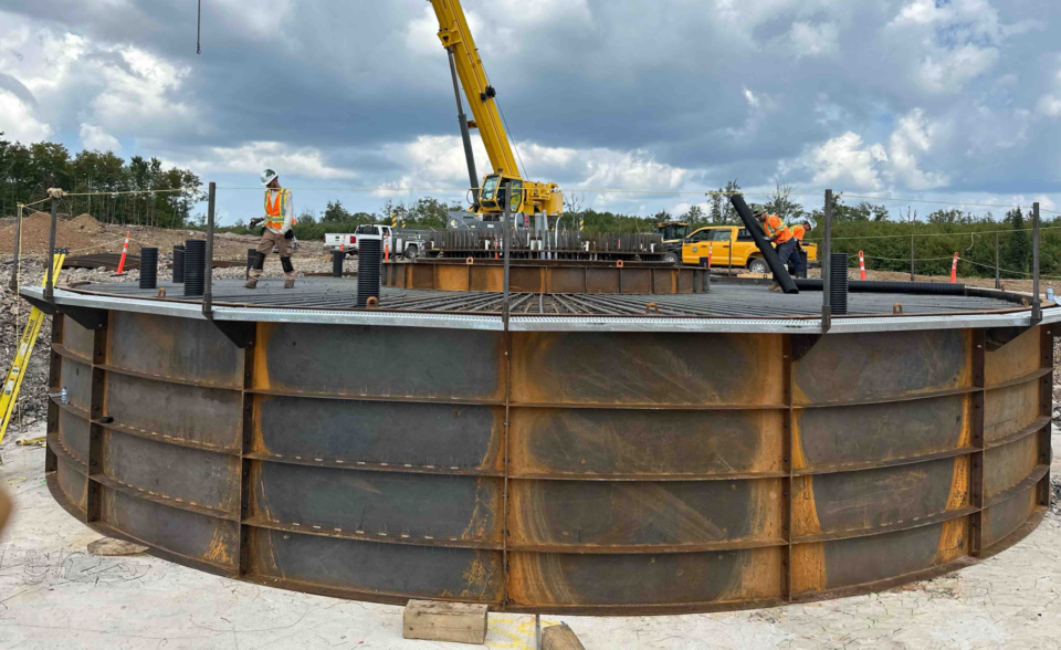 Gros plan de la base d’une éolienne en cours de construction