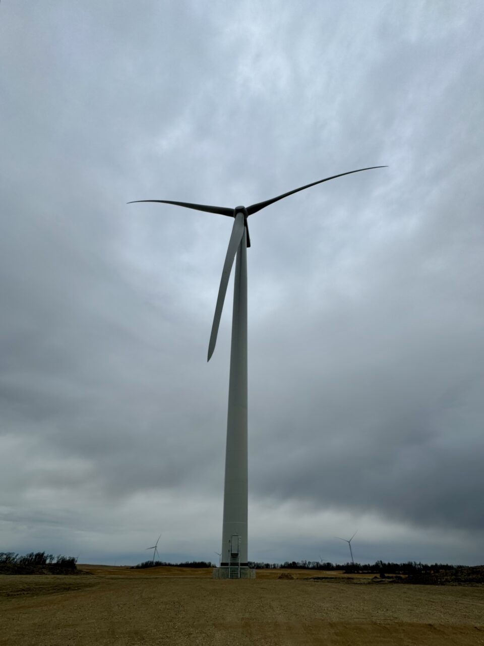 Une éolienne de près dans le parc éolien Bekevar