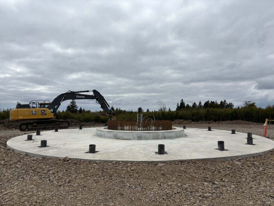 éolienne en cours de construction