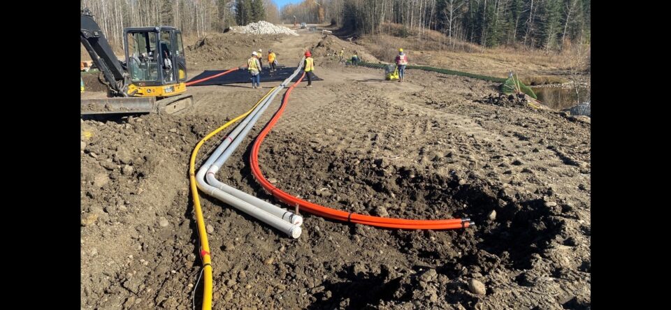 Installation de câbles de fibre optique pour Internet haut débit dans le sol sur le chantier de John D’Or Prairie.