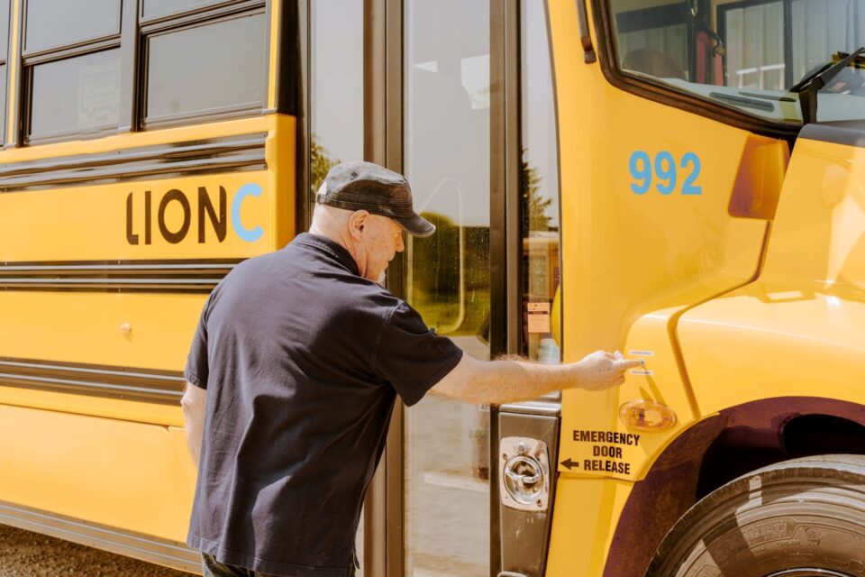 Autobus de Langs Bus Lines avec le conducteur qui pèse sur un bouton