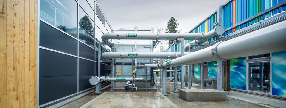 Des tuyaux à l'extérieur de l'installation de Lulu Island Direct Energy à Richmond, en Colombie-Britannique