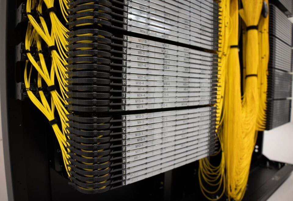 Des câbles à fibres optiques et un serveur