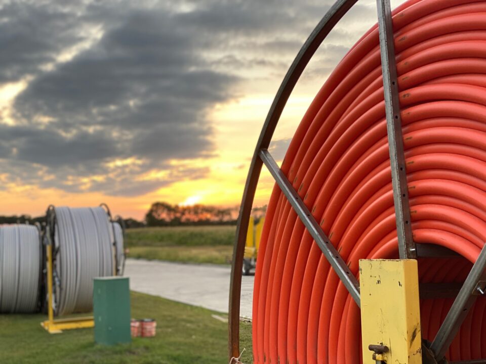 Des câbles à fibres optiques en attente d'installation au Manitoba