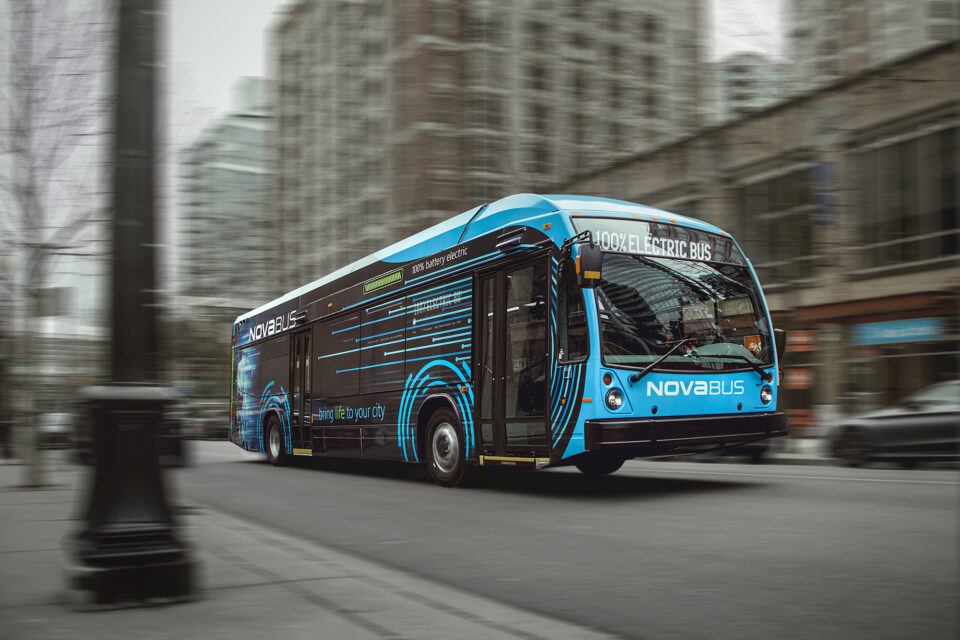 Nova - bus bleu en mouvement