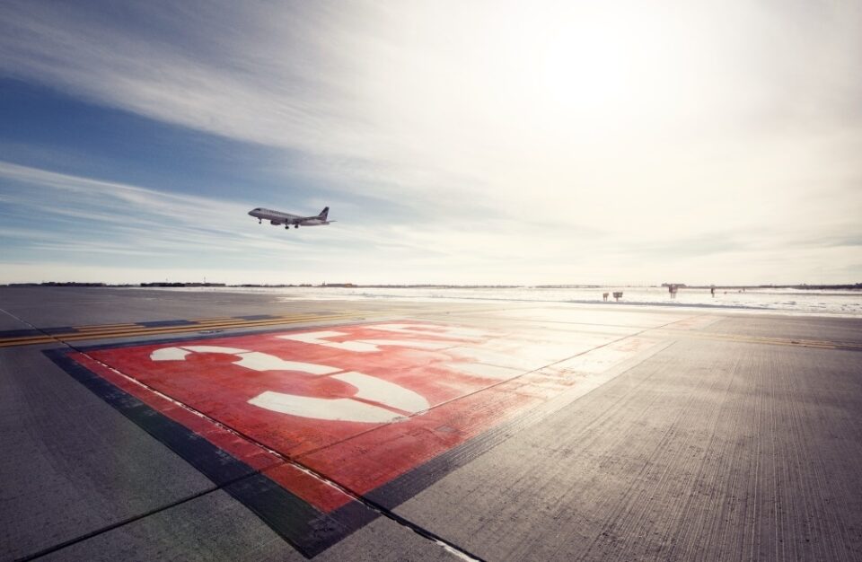 Image d’un avion décollant d’une piste d’aéroport