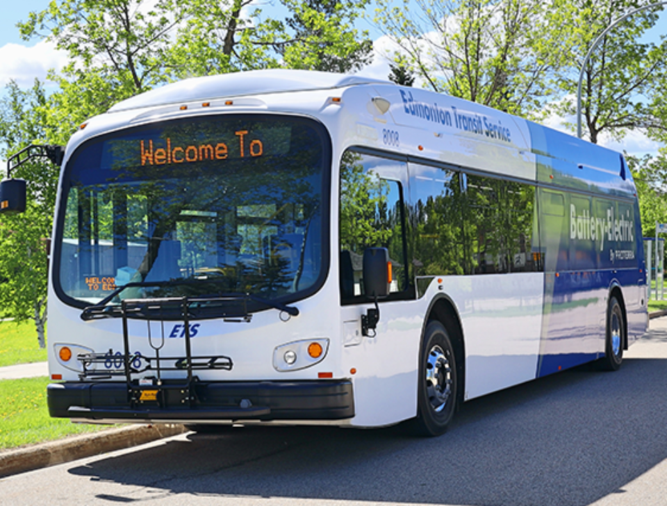 L'avant d'un autobus municipal électrique à Edmonton, en Alberta