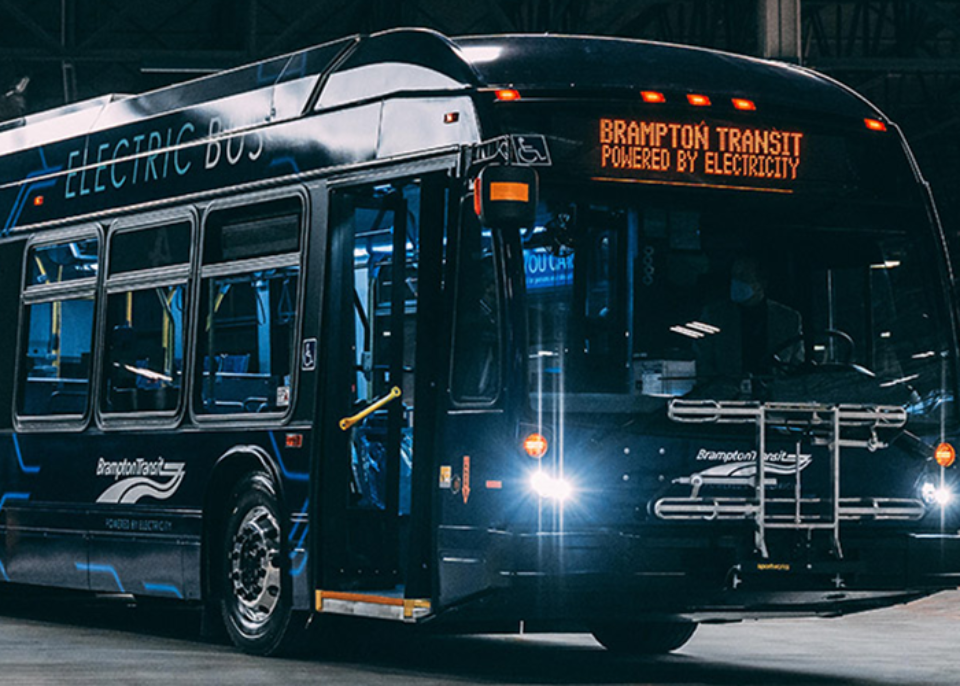 Un autobus électrique de Brampton Transit garé à l'intérieur d'un garage
