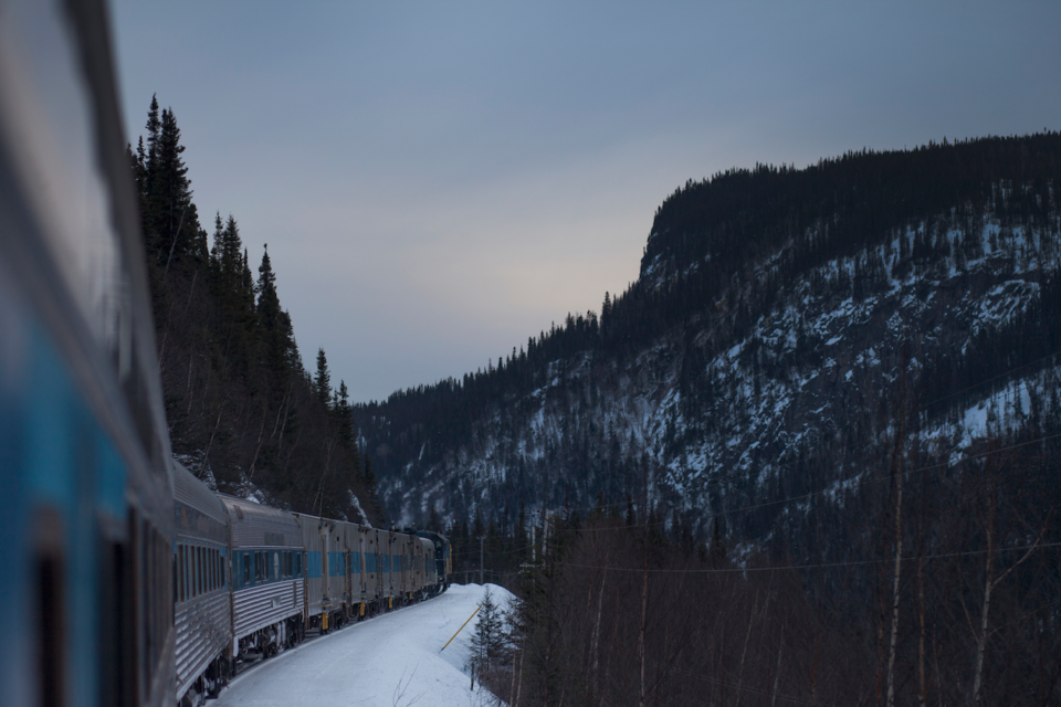 Train de chemin de fer de Tshiuetin sur les rails