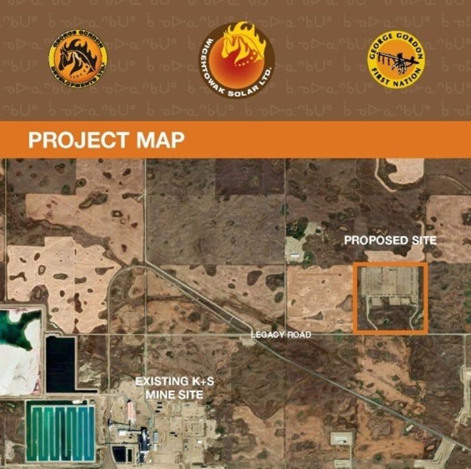 Carte du site du projet d'énergie solaire Wicehtowak illustrant un site solaire proposé à proximité d'un site minier existant et d'une ancienne route, avec trois logos d'organisations au-dessus.