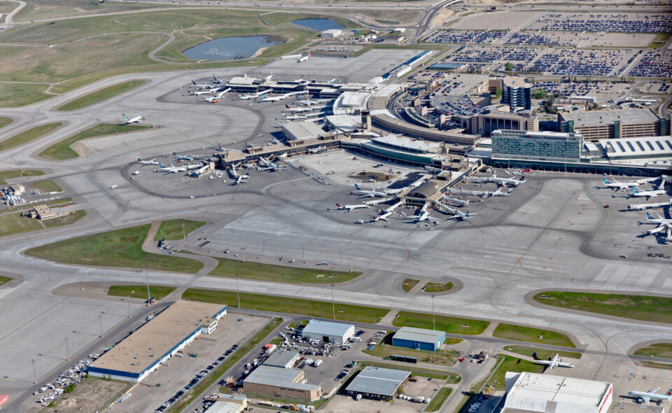 Vue aérienne de l’aérogare des départs de l’aéroport international de Calgary