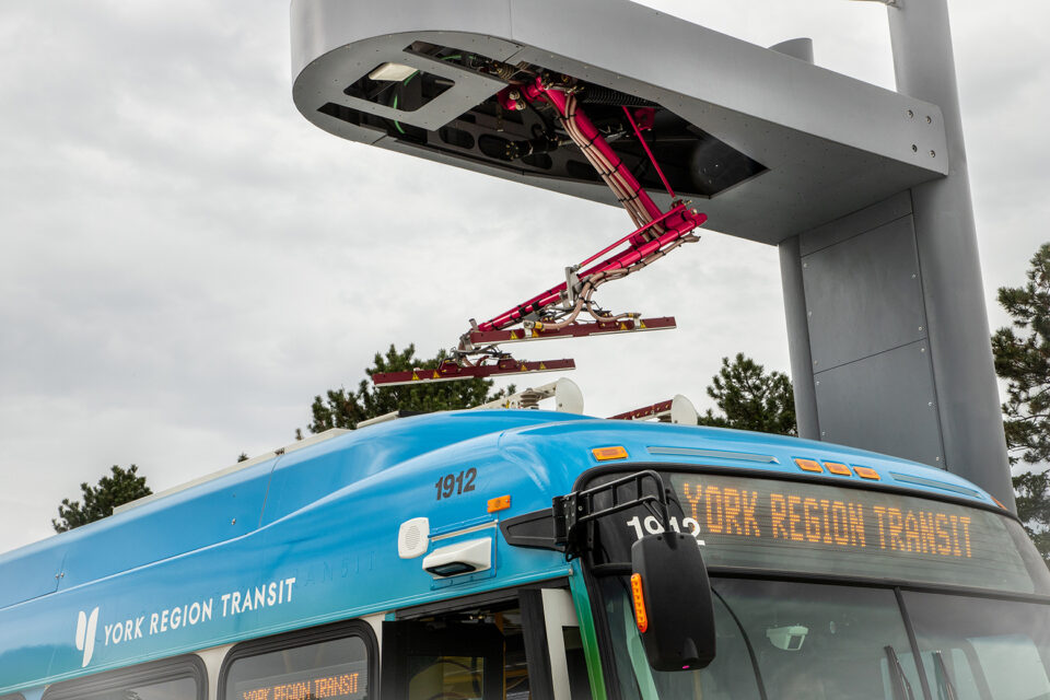 Autobus électrique de York Region Transit à une borne de recharge