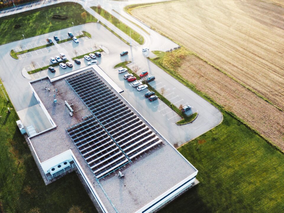 Vue aérienne d'un bâtiment industriel équipé de panneaux solaires