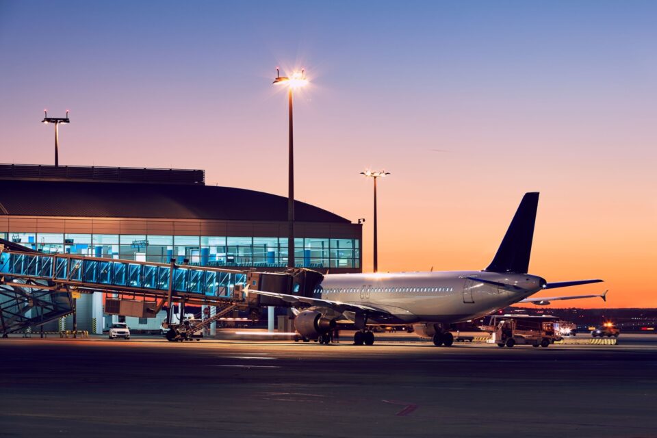 Aéroport au coucher de soleil multicolore