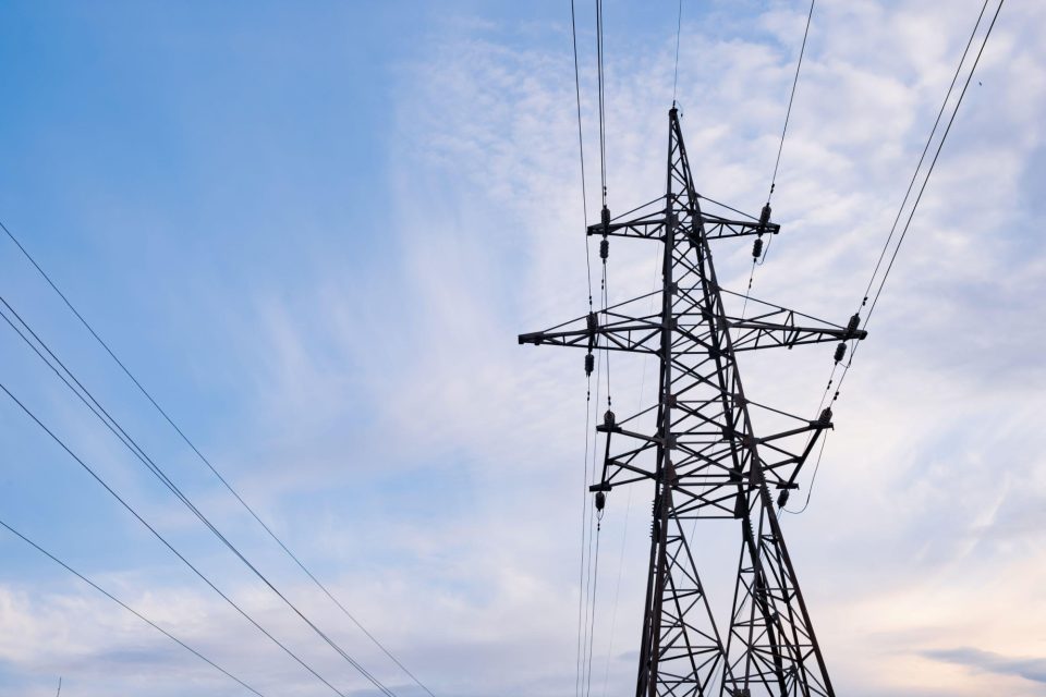 Tours de transport et lignes électriques.