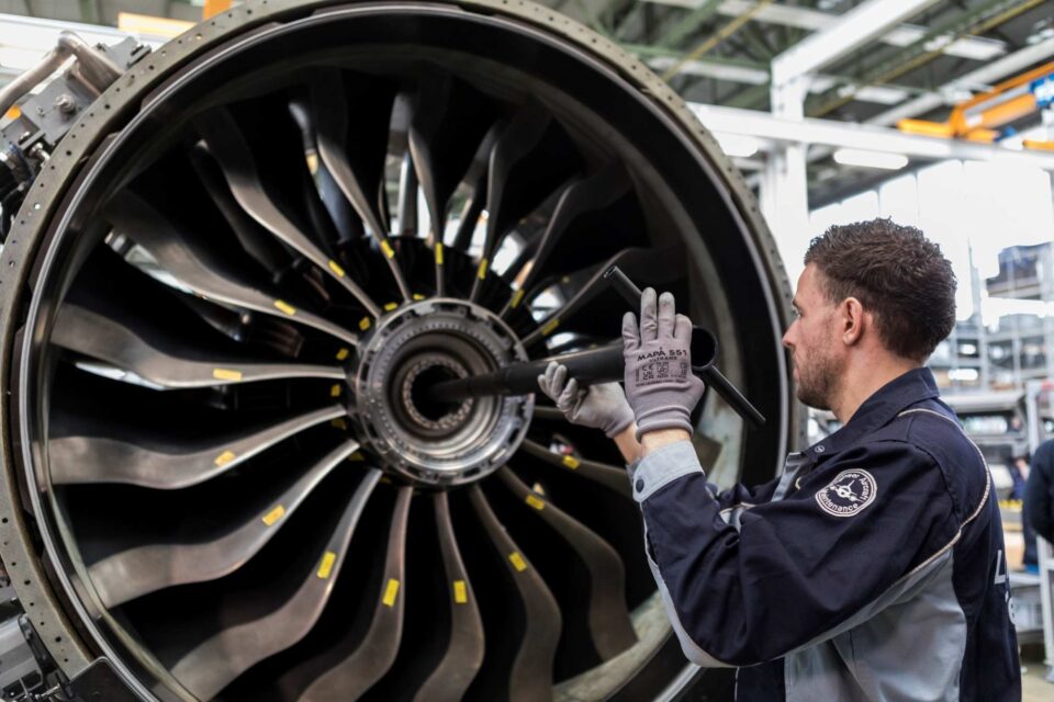Image d’un mécanicien travaillant sur un moteur LEAP