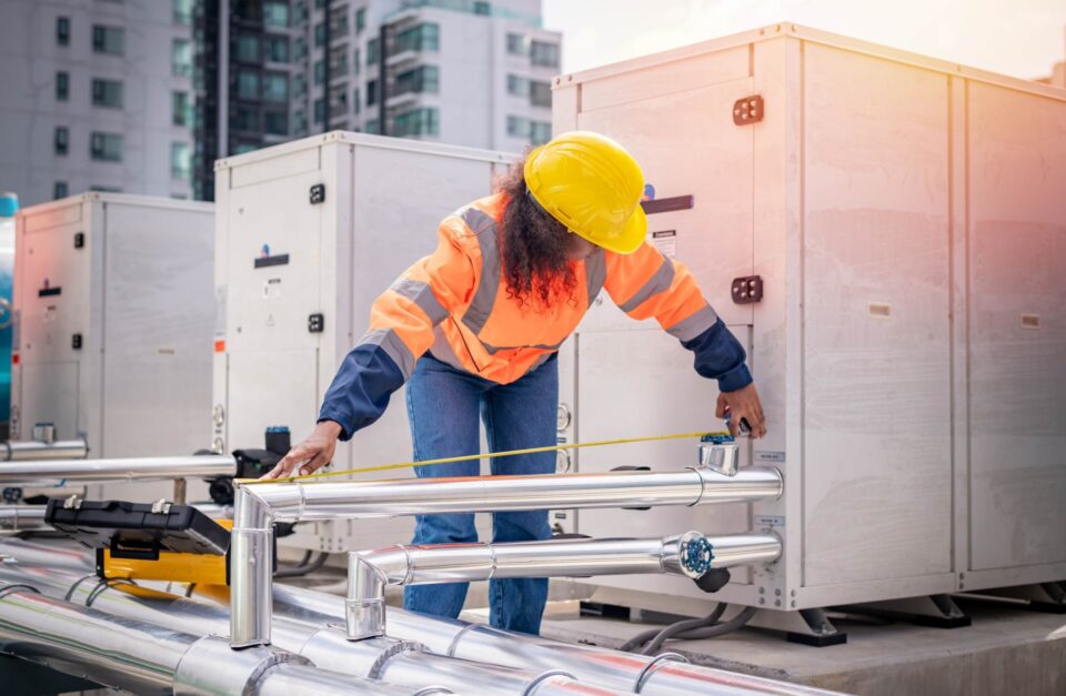 Travailleur de la construction inspectant un bâtiment