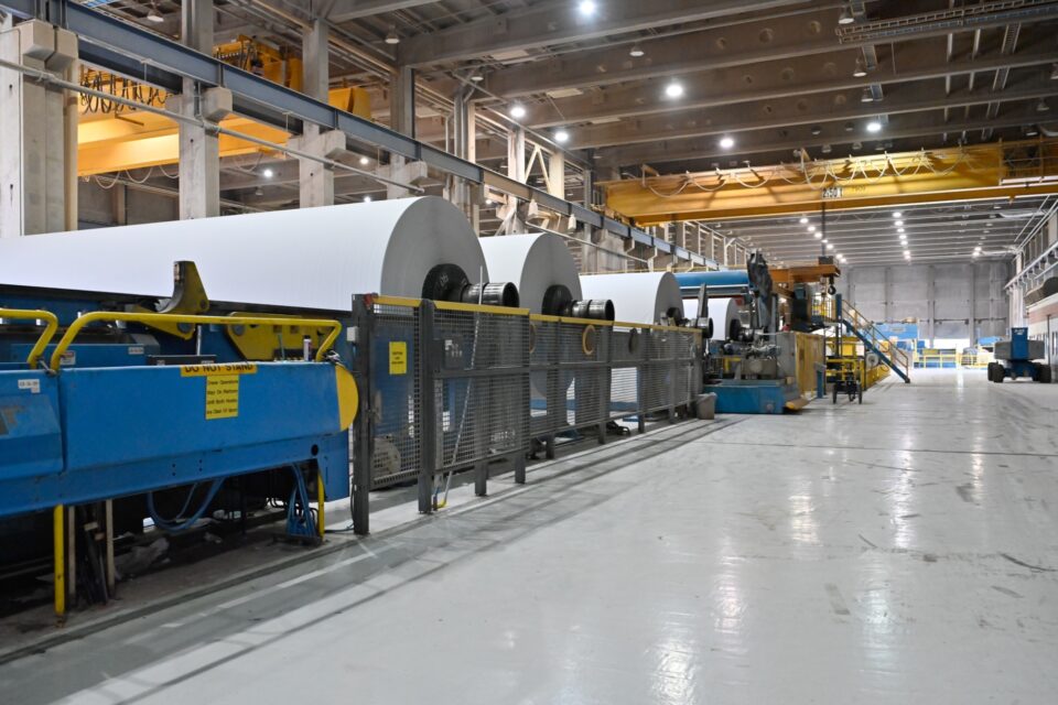 Grandes machines industrielles avec des rouleaux de papier produits à la papeterie de Port Hawkesbury